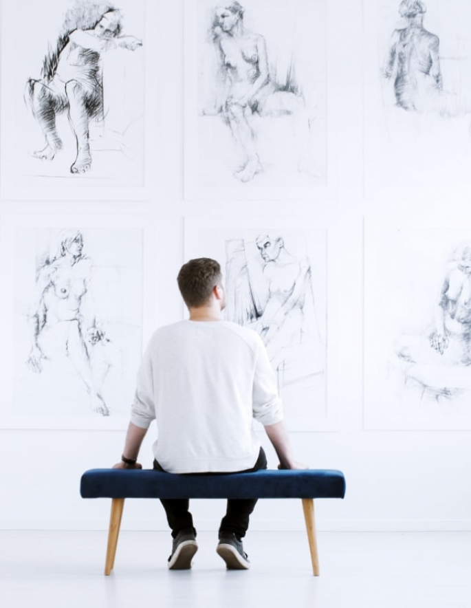 man-relaxing-in-art-gallery-P9C4CGY-min